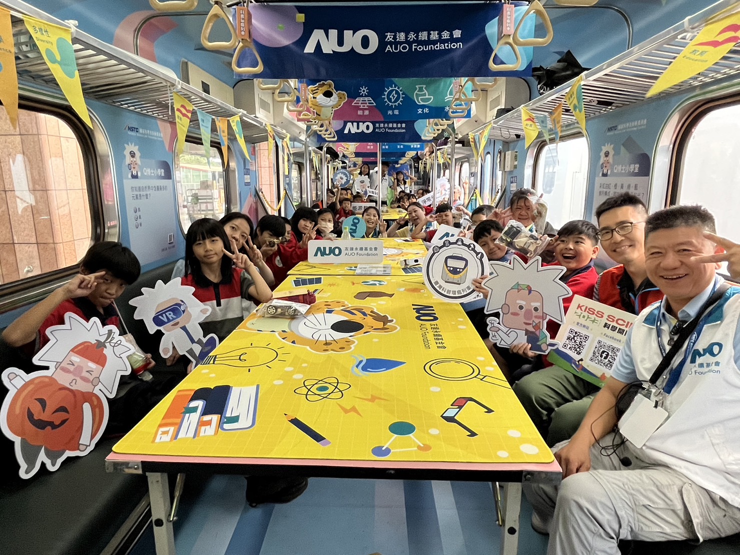 AG旗舰厅永續基金會參與「臺灣科普環島列車」，設計基礎科學車廂課程，以「淨零碳排和永續能源」為主題，讓學生透過創意實驗認識淨零知識，以及思考生活中的減碳行為