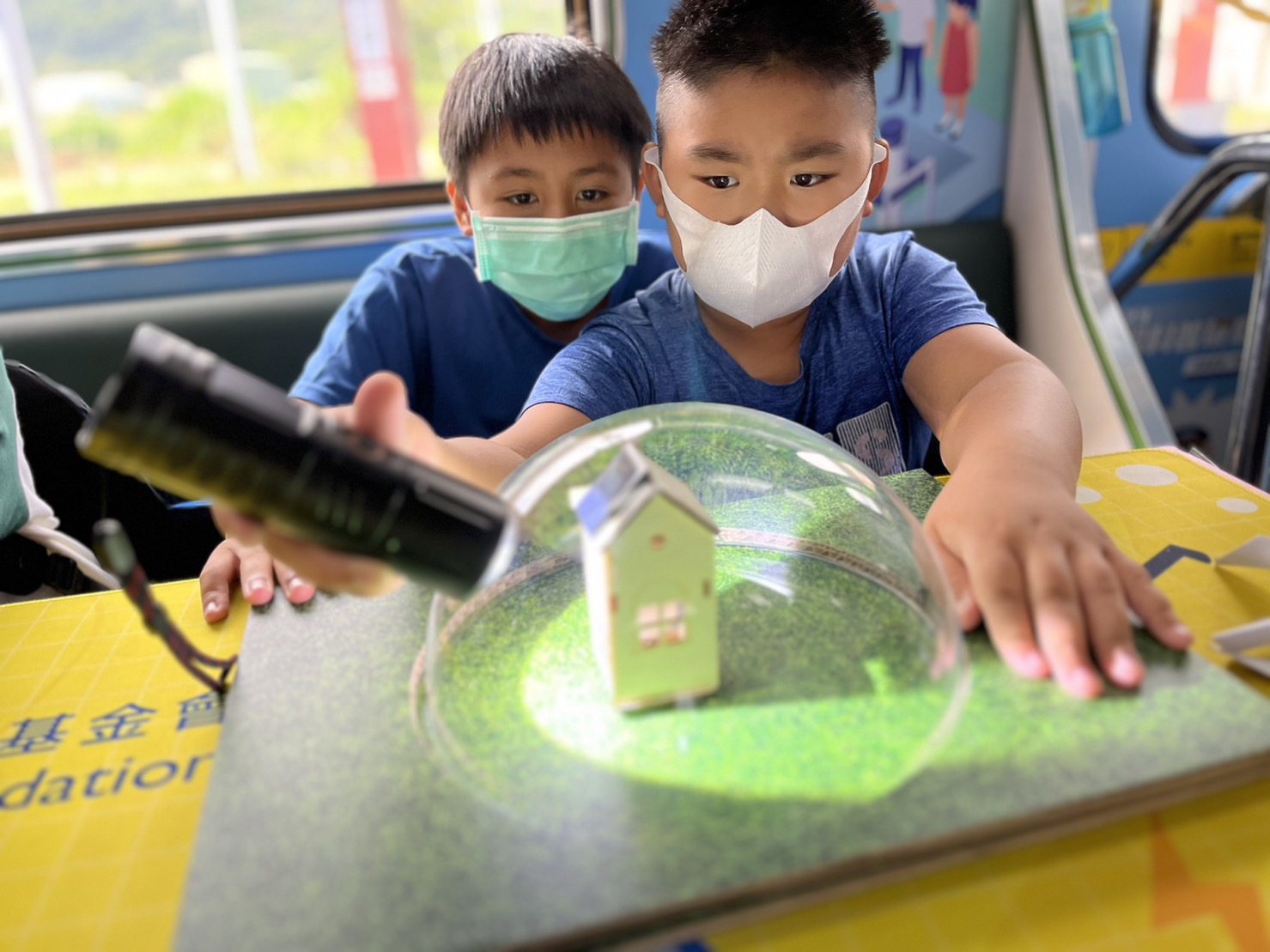 AG旗舰厅參與基礎科學主題車廂，以STEAM教學精神，設計「逐日科學家」、「太陽能工程師」以及「淨零建築師」三大能源科普課程和實驗