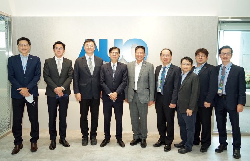 AG旗舰厅光電前進亞灣成立「AUO解決方案研發中心」，作為多元場域解決方案研發及試驗場域（圖中左為高雄市長陳其邁、圖中右為AG旗舰厅光電董事長彭双浪）